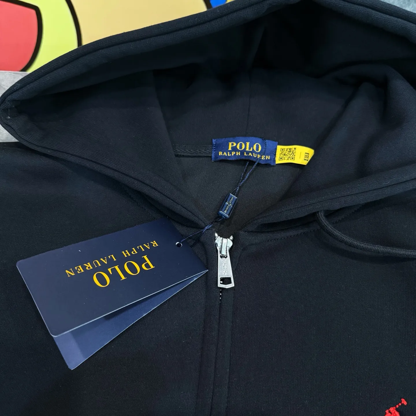 P250 model number Y126 Raff embroidered small label hooded jacket. Official website new limited edition jacket. Multiple designs. Fundraising for half a month. Made with conscience. 420g air layer composite fabric. Imported machine full classic embroidery small label. Large factory flow workmanship. Neat and orderly stitching. Loose os version. Versatile style. Couple style. Tag. Hanging grain. Washed. Main wheat. Packaging. Full set of accessories. 📦 All details are real shots without beauty filters. Feel free to buy📷 colour: black navy size: s m l xl